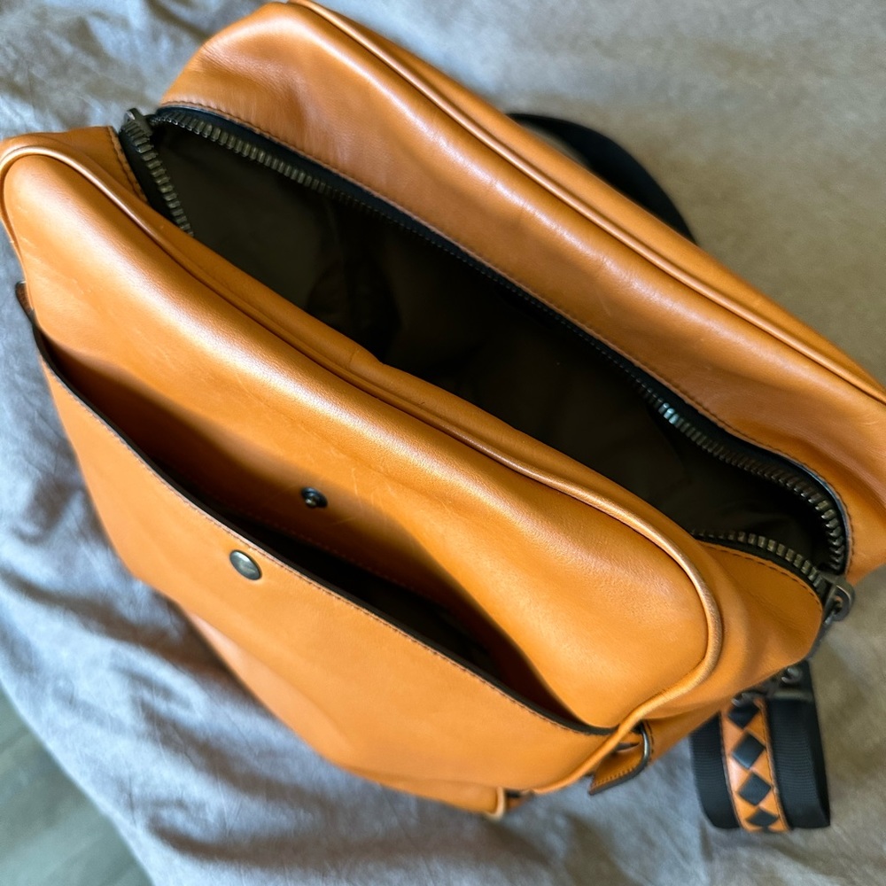 AUTHENTIC BOTTEGA VENETA CALF SKIN MESSENGER BAG